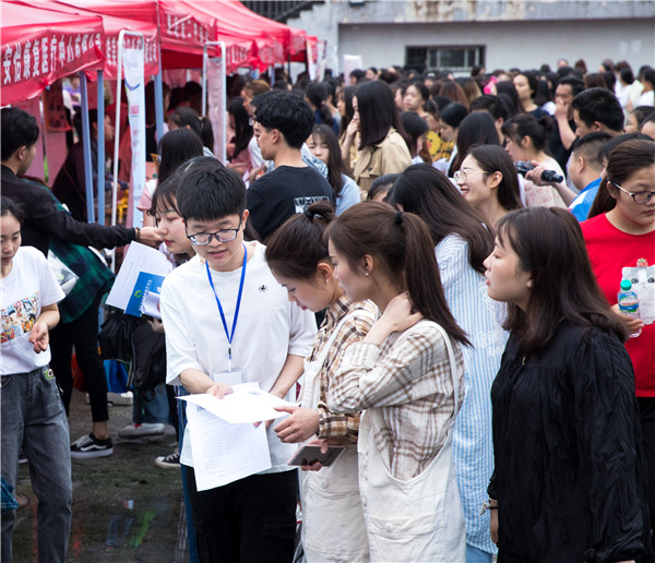 宜春市2019年高校毕业生供需洽谈会在必赢官网举行